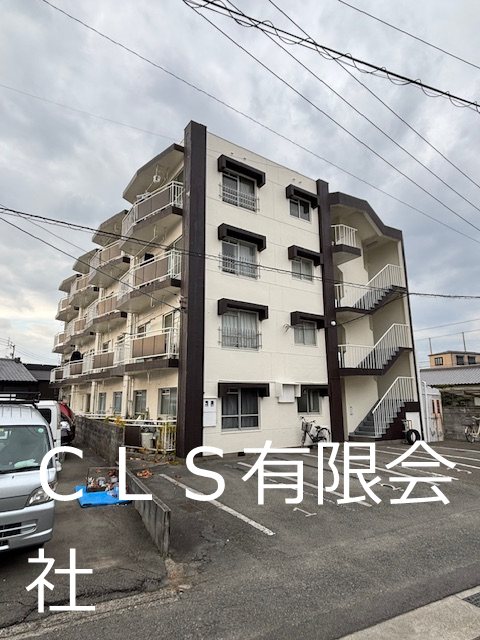 寿マンション 東側より　建物手前の4台分は対象です